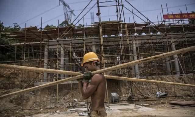 建筑工地搬砖与肌肉锻炼

PPT目录
1.**引言**
2.**建筑工地搬砖的工作特点**
3.**搬砖对肌肉的影响**
4.**肌肉锻炼的科学原理**
5.**搬砖与健身房锻炼的对比**
6.**健康与安全的注意事项**
7.**结论与建议**

对应的