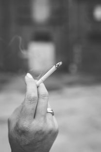 沉迷拍烟卡导致手指溃烂——警示与反思